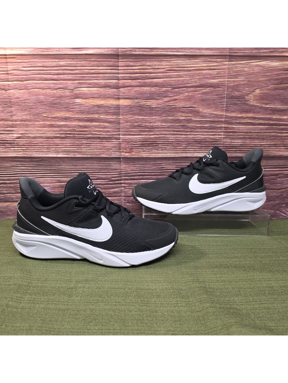 Nike Star Runner 4 Boys Athletic Shoes Black White Size 5.5Y
